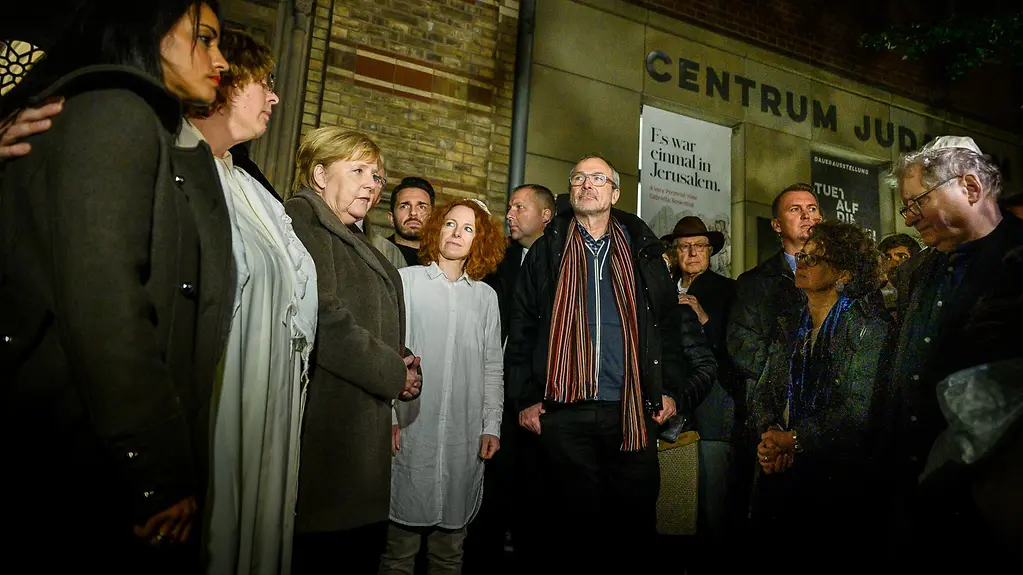 La chancelière fédérale Angela Merkel près de la nouvelle synagogue à Berlin-Mitte
