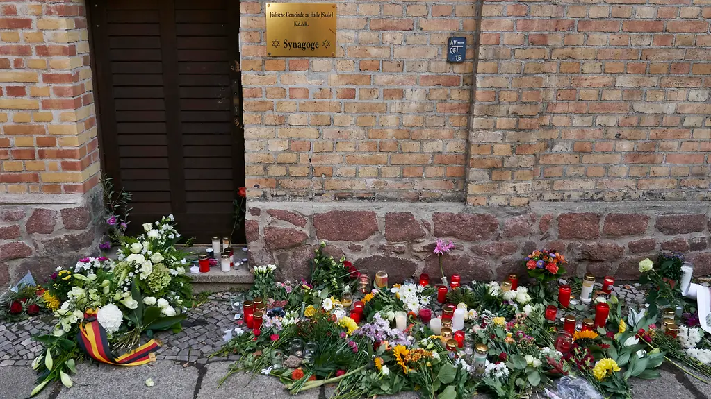 Blumen liegen vor der Synagoge in Halle.