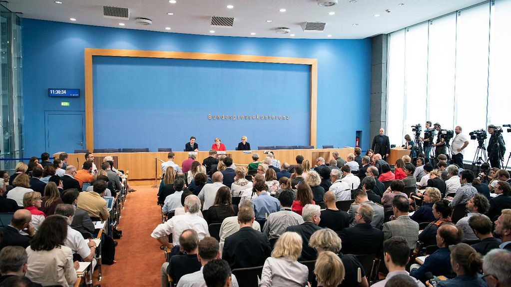 Journalisten befragen Bundeskanzlerin Angela Merkel in der Bundespressekonferenz.