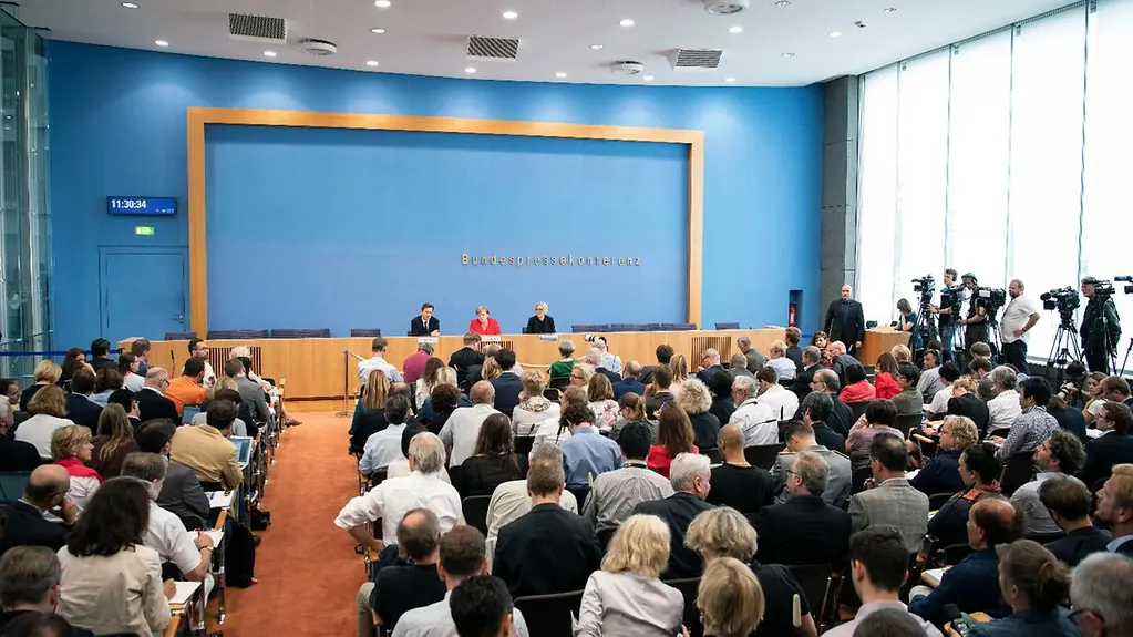 Journalisten befragen Bundeskanzlerin Angela Merkel in der Bundespressekonferenz.