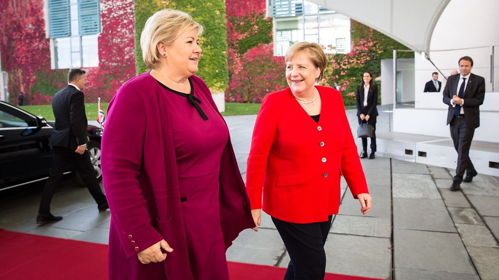 Bundeskanzlerin Angela Merkel begrüßt Erna Solberg, Norwegens Ministerpräsidentin, im Bundeskanzleramt.