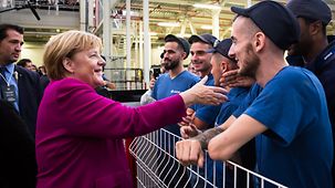 Bundeskanzlerin Angela Merkel begrüßt Mitarbeiter des Airbus-Werks in Toulouse.