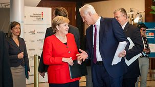 Bundeskanzlerin Angela Merkel im Gespräch mit Carl-Martin Welcker, Präsident des Verbandes Deutscher Maschinen- und Anlagenbau e.V.