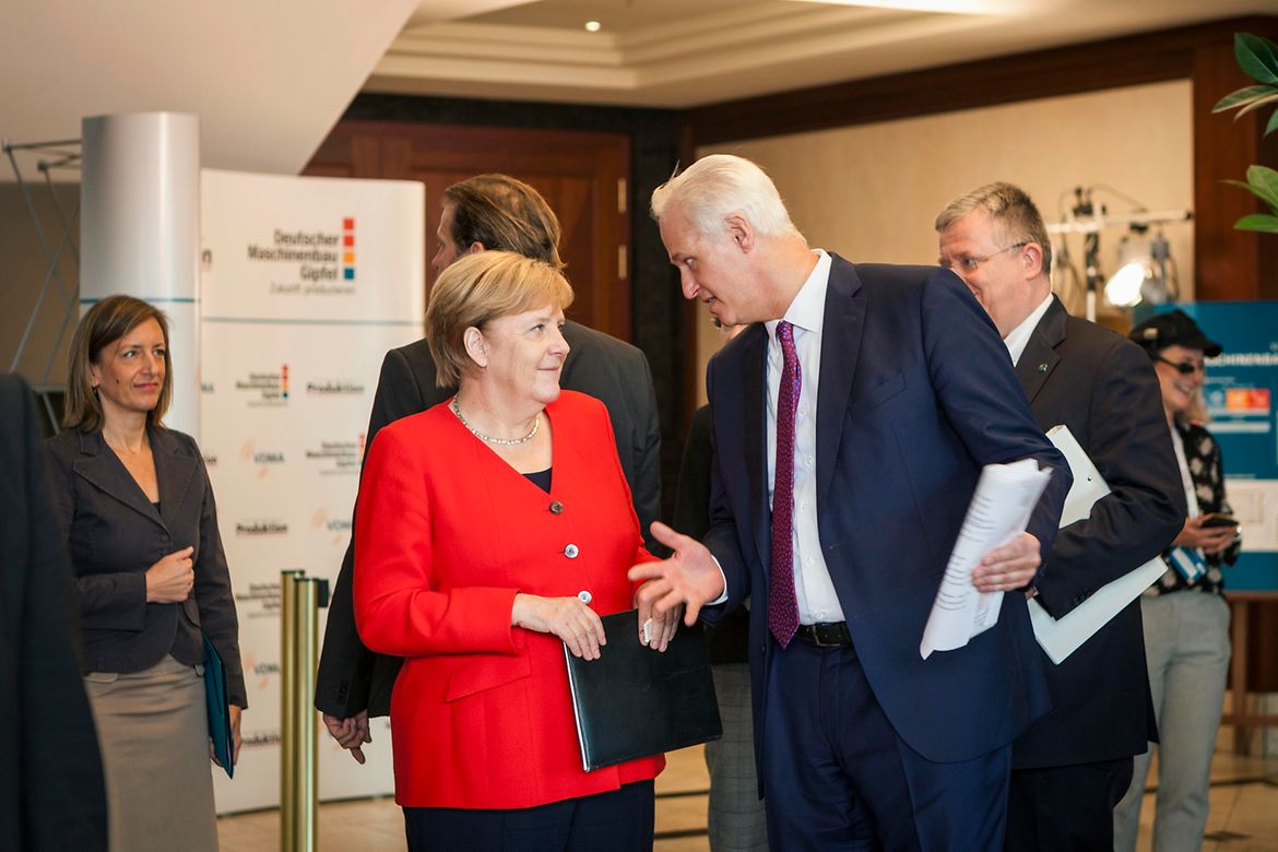 Bundeskanzlerin Angela Merkel im Gespräch mit Carl-Martin Welcker, Präsident des Verbandes Deutscher Maschinen- und Anlagenbau e.V.