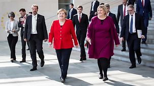 Bundeskanzlerin Angela Merkel neben Erna Solberg, Norwegens Ministerpräsidentin.