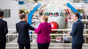 Bundeskanzlerin Angela Merkel mit Emmanuel Macron, Frankreichs Präsident, beim Besuch des Airbus-Werks in Toulouse.
