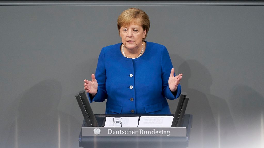 La chancelière fédérale Angela Merkel fait une déclaration de politique générale devant le Bundestag