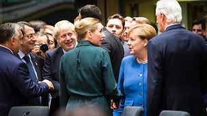 Bundeskanzlerin Merkel und der britische Premier Johnson mit den Staats- und Regierungschefs am Beginn der Sitzung.