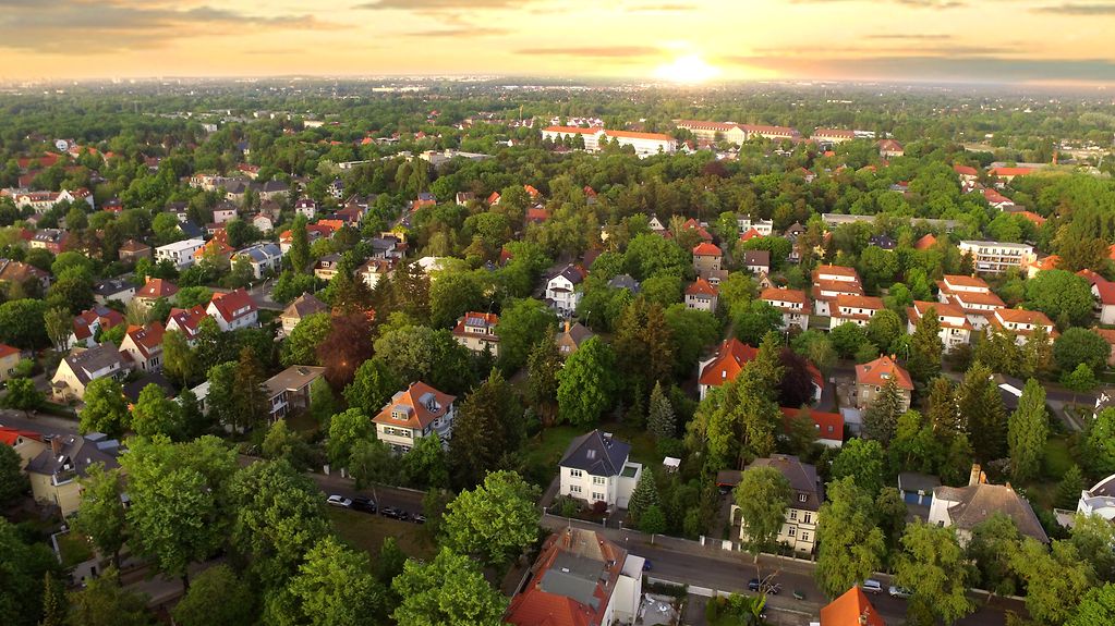 Luftaufnahme von Eigenheimen in einer Vorstadt