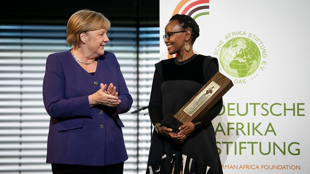 Chancellor Angela Merkel congratulates Juliana Rotich, winner of this year's German Africa Prize.