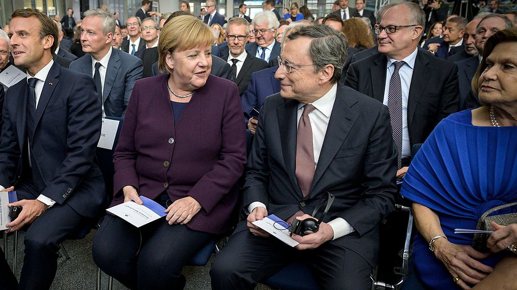 Bundeskanzlerin Angela Merkel sitzt neben Mario Draghi in der erste Reihe