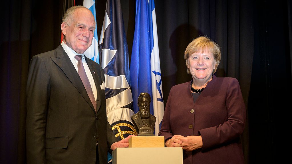 Bundeskanzlerin Angela Merkel bei der Verleihung des Theodor-Herzl-Preises mit dem Präsidenten des Jüdischen Weltkongresses (WJC), Ronald Lauder.