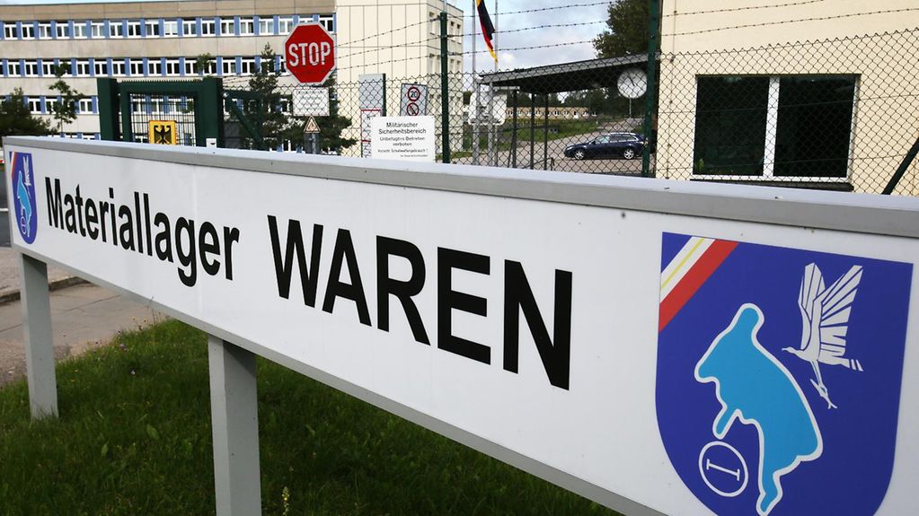 Schild des Materiallagers der Bundeswehr in Waren.
