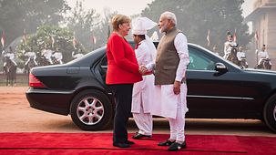 Bundeskanzlerin Angela Merkel wird von Narendra Modi, Indiens Premierminister, anlässlich der Deutsch-Indischen Regierungskonsultationen empfangen.