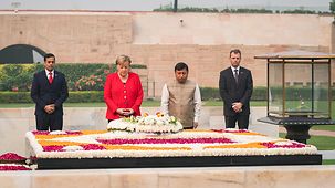 Bundeskanzlerin Angela Merkel in stillem Gedenken an der Einäscherungsstätte Mahatma Gandhis.
