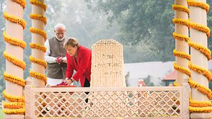 Bundeskanzlerin Angela Merkel besucht mit Narendra Modi, Indiens Premierminister, Gandhis letztes Wohnhaus.
