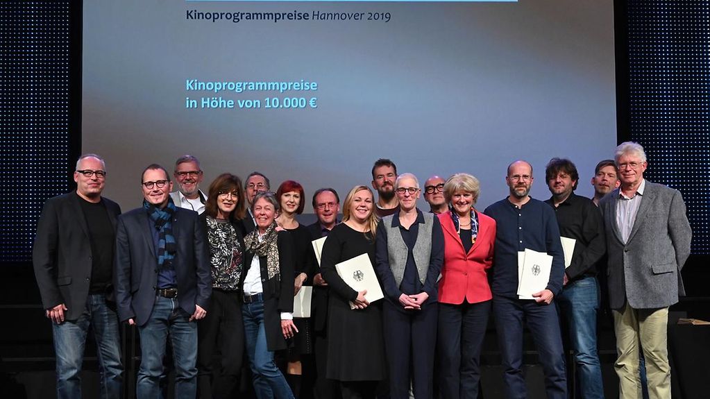 Kulturstaatsministerin Grütters mit den Priesträgerinnen und Preisträgern der Kinoprogrammpreise 2019