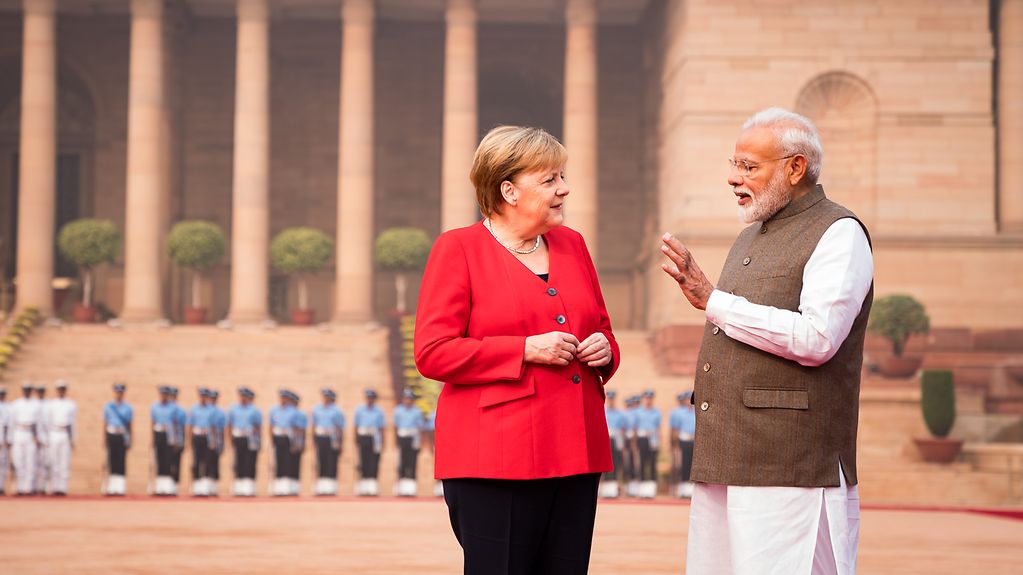 Auftakt der deutsch-indischen Regierungskonsultationen: Bundeskanzlerin Angela Merkel wird von Indiens Premierminister Narendra Modi in Neu-Delhi begrüßt.