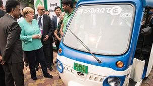 Bundeskanzlerin Angela Merkel besucht edie solarbetriebene Metrostation Dwarka Sector 21.