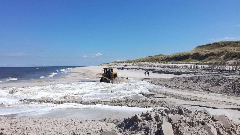 Die Brandung spült jährlich rund eine Million Kubikmeter Sand ins Meer, die Küstenlinie auf Sylt verschiebt sich um bis zu vier Meter. Nur mit großem technischem Aufwand können die Folgen dieser Erosion behoben werden. 