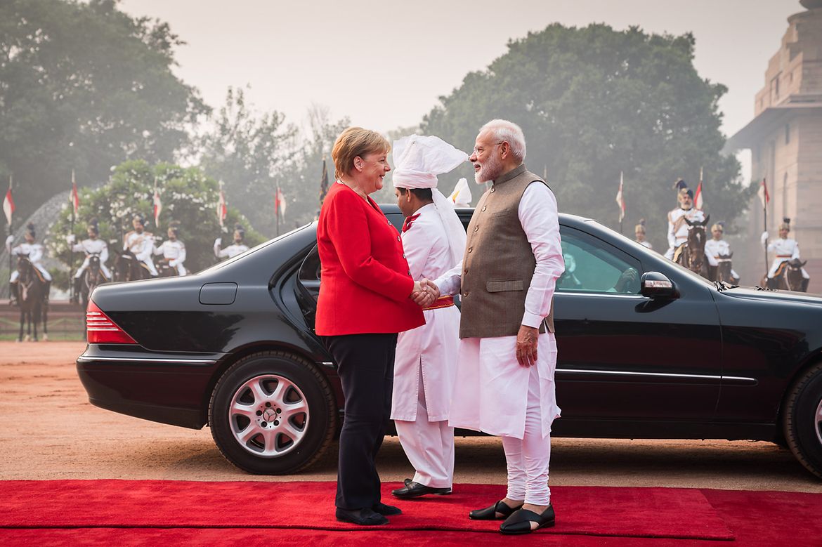 Angela Merkel est accueillie par Narendra Modi, premier ministre de l’Inde, à l’occasion des consultations intergouvernementales germano-indiennes