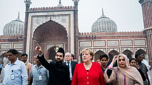 La chancelière fédérale Angela Merkel se promène dans les vieux quartiers de Delhi