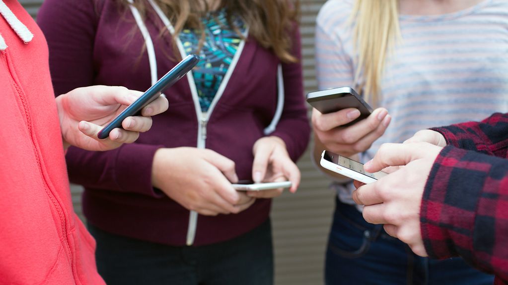 Foto zeigt Jugendliche mit Smartphones
