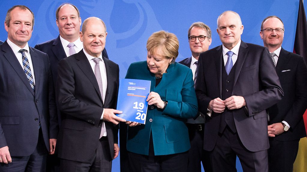 The German Council of Economic Experts presents its annual report to Chancellor Angela Merkel and Vice Chancellor Olaf Scholz.