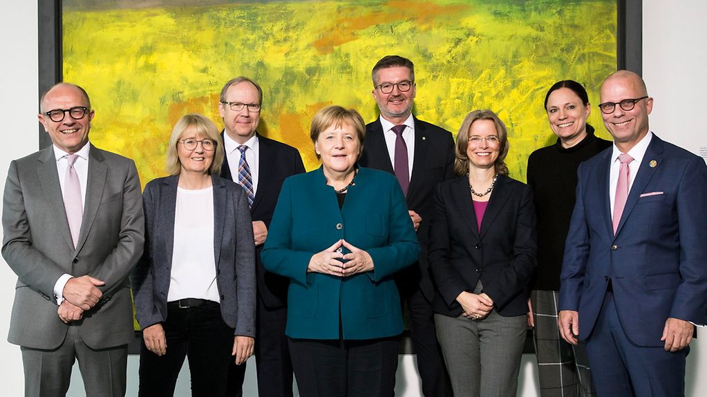 Gruppenfoto der Bundeskanzlerin mit Vertretern ausgezeichneter Unternehmen des Deutschen Nachhaltigkeitspreises.