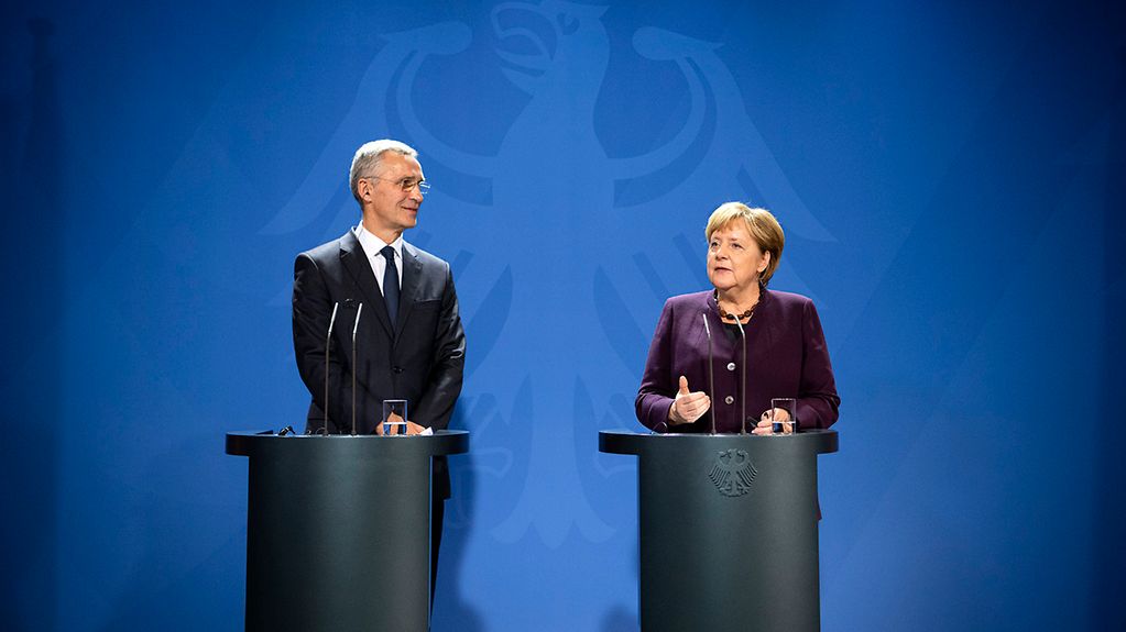 Kanzlerin Merkel und Nato-Generalsekretär Stoltenberg geben im Kanzleramt eine Pressekonferenz.