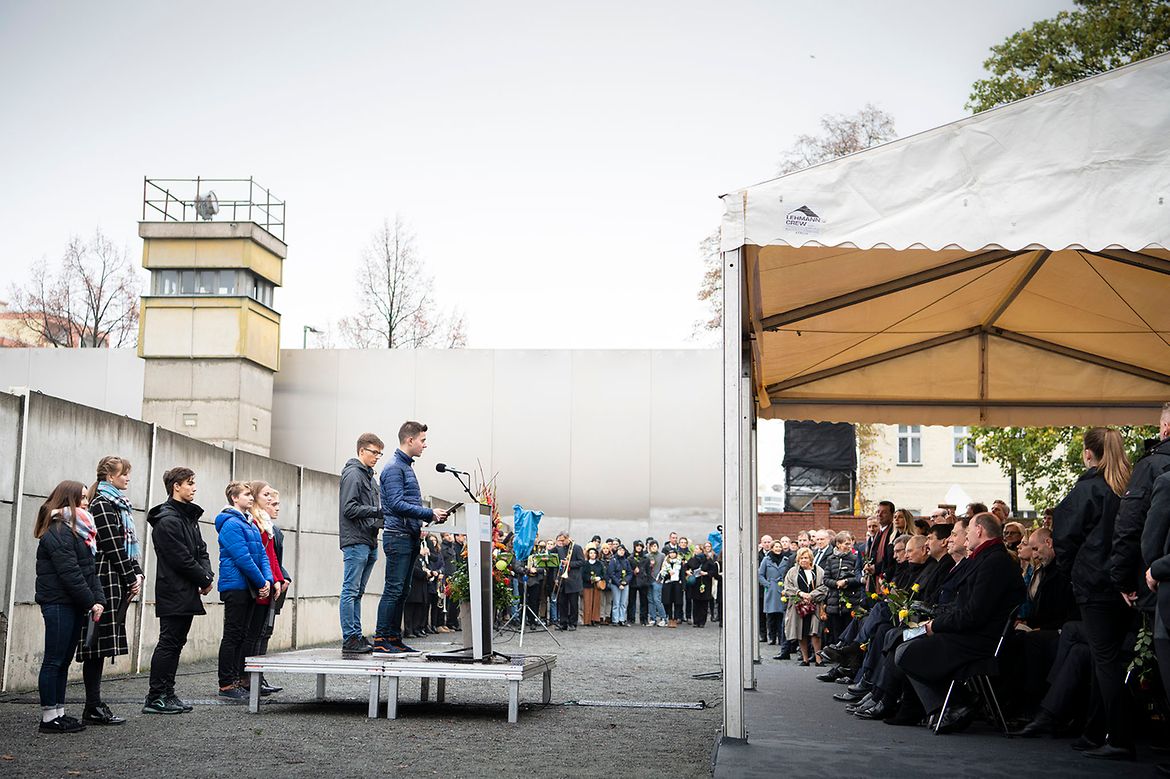 Bundeskanzlerin Angela Merkel verfolgt die zentrale Gedenkveranstaltung der Stiftung Berliner Mauer an der Gedenkstätte Berliner Mauer.