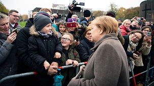 Bundeskanzlerin Angela Merkel im Gespräch mit Passanten.
