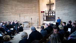 Bundeskanzlerin Angela Merkel spricht in der Kapelle der Versöhnung.