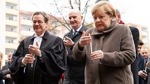 Bundeskanzlerin Angela Merkel mit Kerze vor der VErsöhnungskriche.