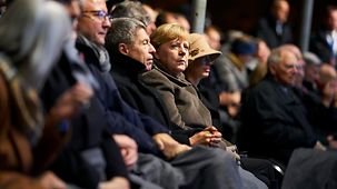 Bundeskanzlerin Angela Merkel mit Ehemann bei den Feierlichkeiten zu 30 Jahre Mauerfall am Brandenburger Tor.