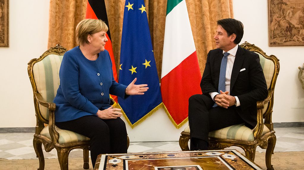 Bundeskanzlerin Angela Merkel im Gespräch mit Giuseppe Conte, Italiens Ministerpräsident.