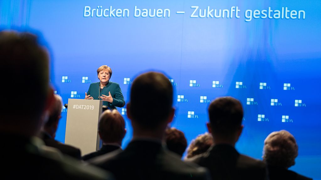 Bundeskanzlerin Angela Merkel spricht auf der Bühne.