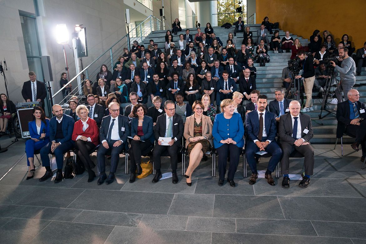 Bundeskanzlerin Angela Merkel nimmt an der Verleihung des Nationalen Integrationspreises teil.