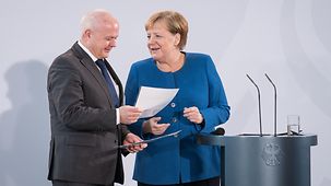 Bundeskanzlerin Angela Merkel nimmt an der Verleihung des Nationalen Integrationspreises teil.