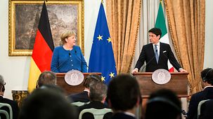 Bundeskanzlerin Angela Merkel im Gespräch mit Giuseppe Conte, Italiens Ministerpräsident.