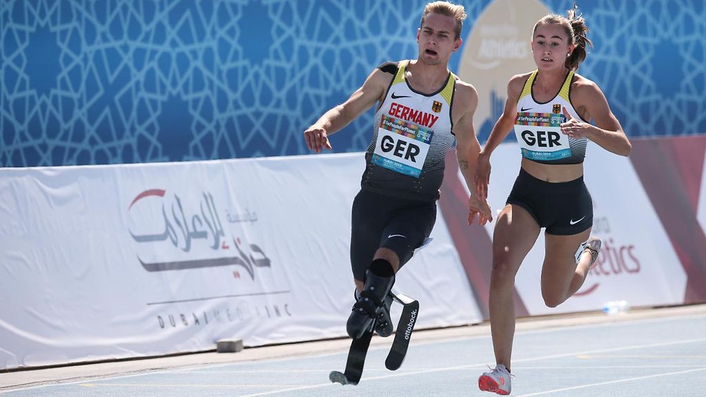  Der deutsche Sprinter Johannes Floors mit Nele Moos bei der 4x100m-Staffel während der Para Leichtathletik-WM 2019 in Dubai.