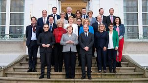 Gruppenbild der Kabinettsmitglieder.