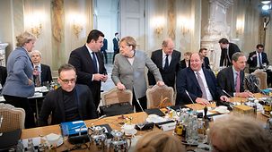 Bundeskanzlerin Angela Merkel im Gespräch mit Hubertus Heil, Bundesminister für Arbeit und Soziales, bei der Kabinettsklausur auf Schloss Meseberg.