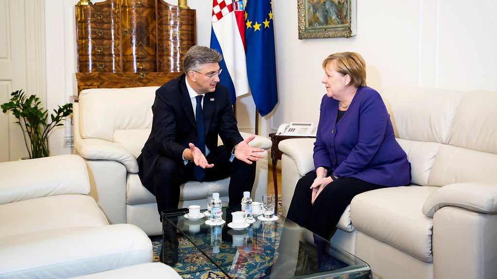 Bundeskanzlerin Angela Merkel im Gespräch mit Andrej Plenkovic, Kroatiens Ministerpräsident.
