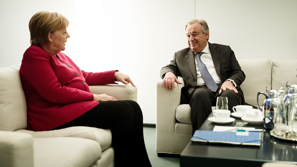 Bundeskanzlerin Angela Merkel im Gespräch mit dem Generalsekretär der Vereinten Nationen, António Guterres.