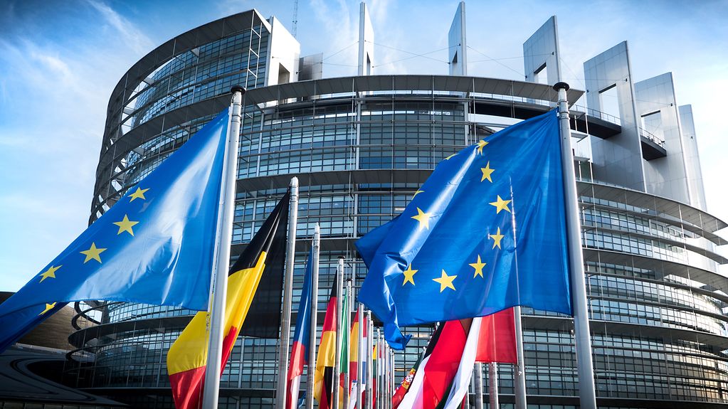 Fahnen wehen von dem Europäischen Parlament in Straßburg.