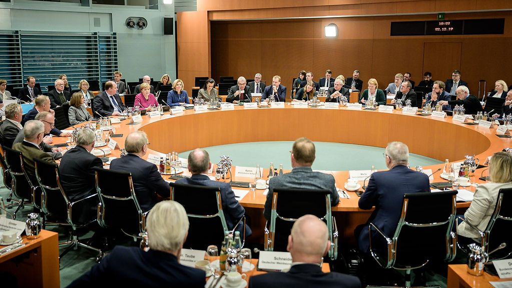 Bundeskanzlerin Merkel und Bundeslandwirtschaftsministerin Klöckner sitzen mit Vertretern der Landwirtschaft im Kanzleramt zusammen.