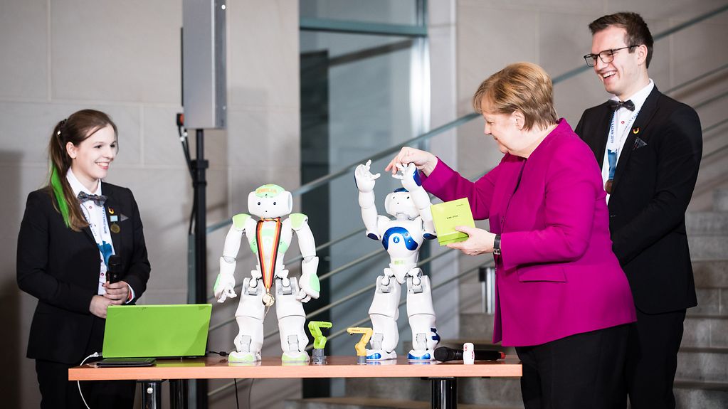 Angela Merkel reçoit à la Chancellerie fédérale des participantes et participants de WorldSkills, le plus grand concours des métiers au monde
