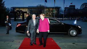 Chancellor Angela Merkel welcomes António Guterres, United Nations Secretary-General, at the Federal Chancellery.