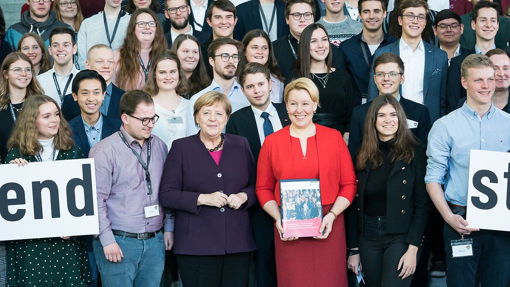 Präsentation der neuen Jugendstrategie: Bundeskanzlerin Merkel und Bundesfamilienministerin Giffey empfingen rund 100 Jugendliche zur Diskussion in Berlin.
